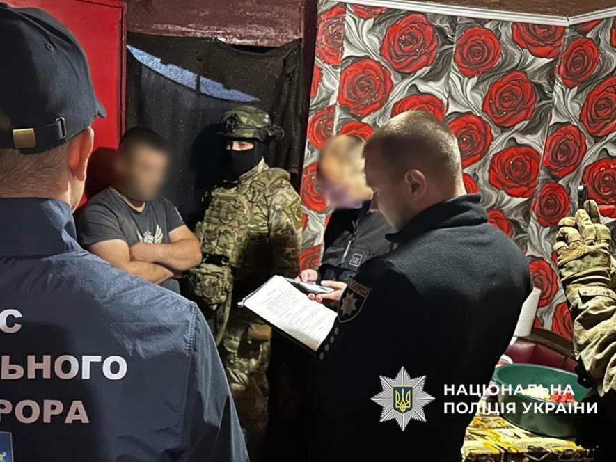 У Харківській області затримали шахраїв з Одещини, які обкрадали звільнених з полону військових.