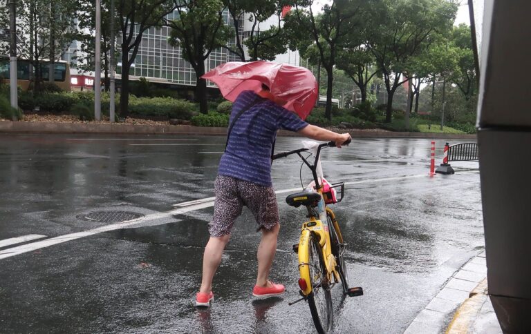 Ураган Рагаса спустошив Тайвань: зруйновані домівки, жертви, негода загрожує Китаю.