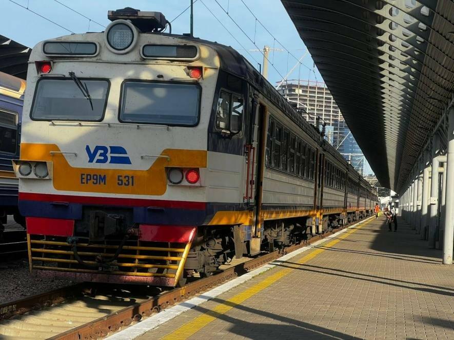 Нічні обстріли призвели до транспортного безладу: потяги на одеському маршруті затримуються до 5 годин.