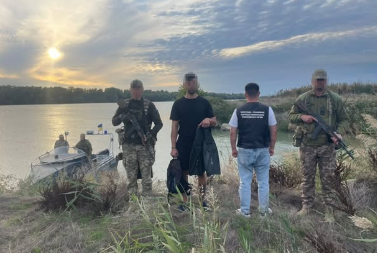 34-річний ізмаїлінець намагався перетнути Дунай у ластах, маскуючись під рибалку.