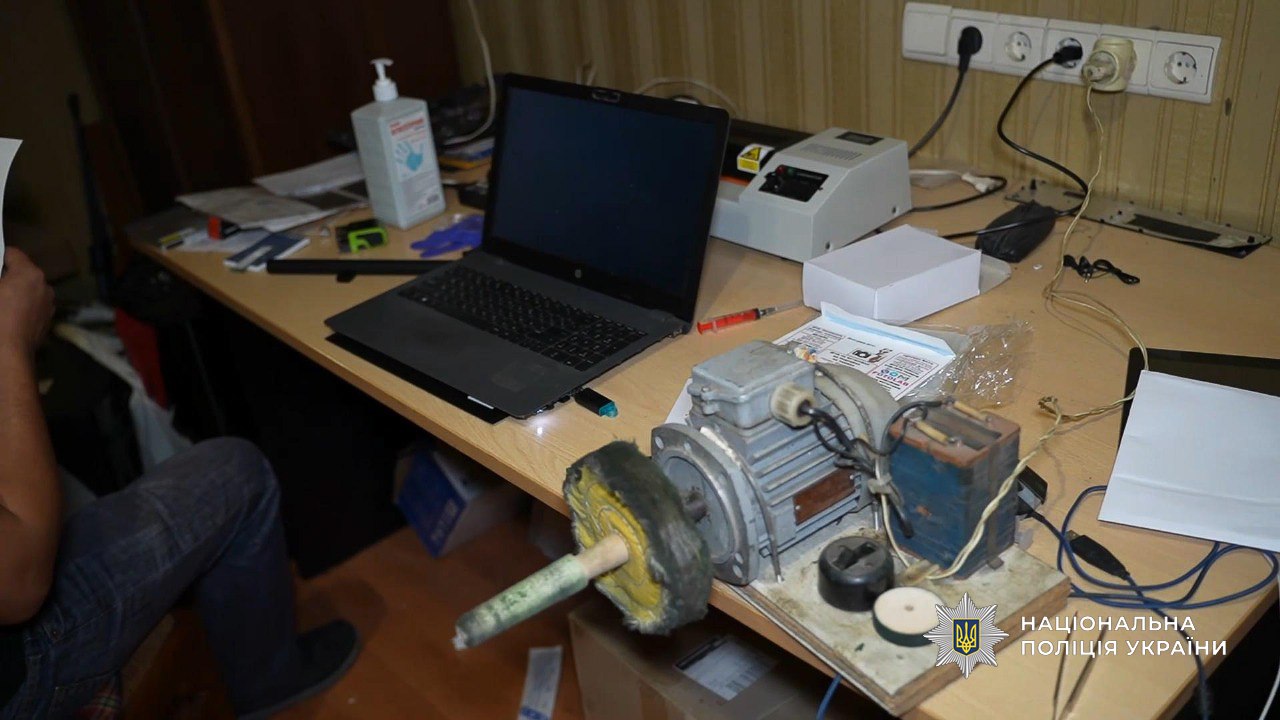 В Одеській області чоловік організував виробництво підроблених документів прямо у себе вдома, отримуючи оплату через криптовалюту.