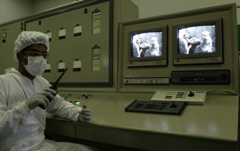 Іран остаточно відмовився від намірів розробки ядерної зброї, повідомляє Reuters.