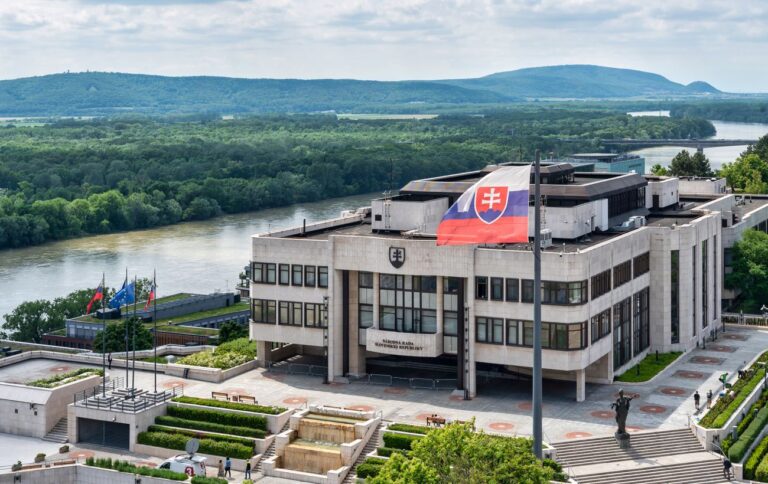 Словаччина тримається за російську нафту: Європа під тиском, але не вона