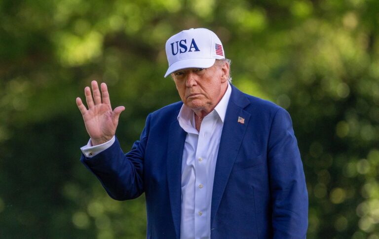 Будович, колишній консультант Трампа, покидає Білий дім.