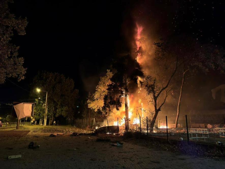 Одеський район у полум’ї: безперервні атаки російських дронів тривали кілька годин — ФОТО