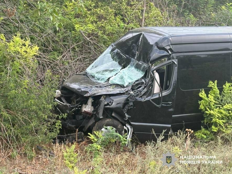 На київсько-одеській трасі сталася аварія між мікроавтобусом і вантажівкою: всі деталі та фото на місці події.