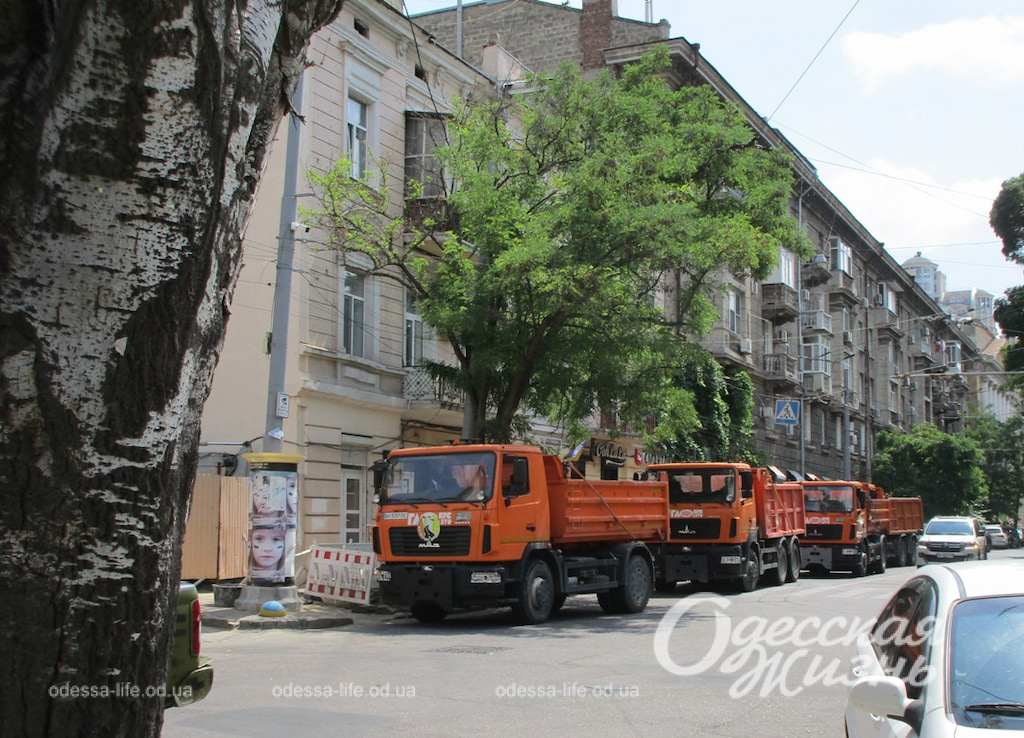 Мобільні телефони комунальників з Одеси потрапили під арешт: що стало підставою?