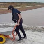 Щоб Куяльник дихав вільно: одесити збирають сіль на міліючому лимані