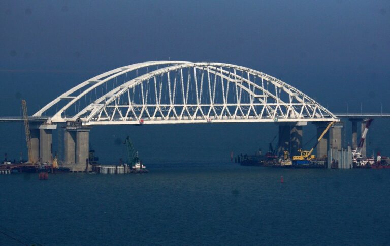 Окупанти в Росії розпочали експлуатацію Кримського мосту через нестачу пального.
