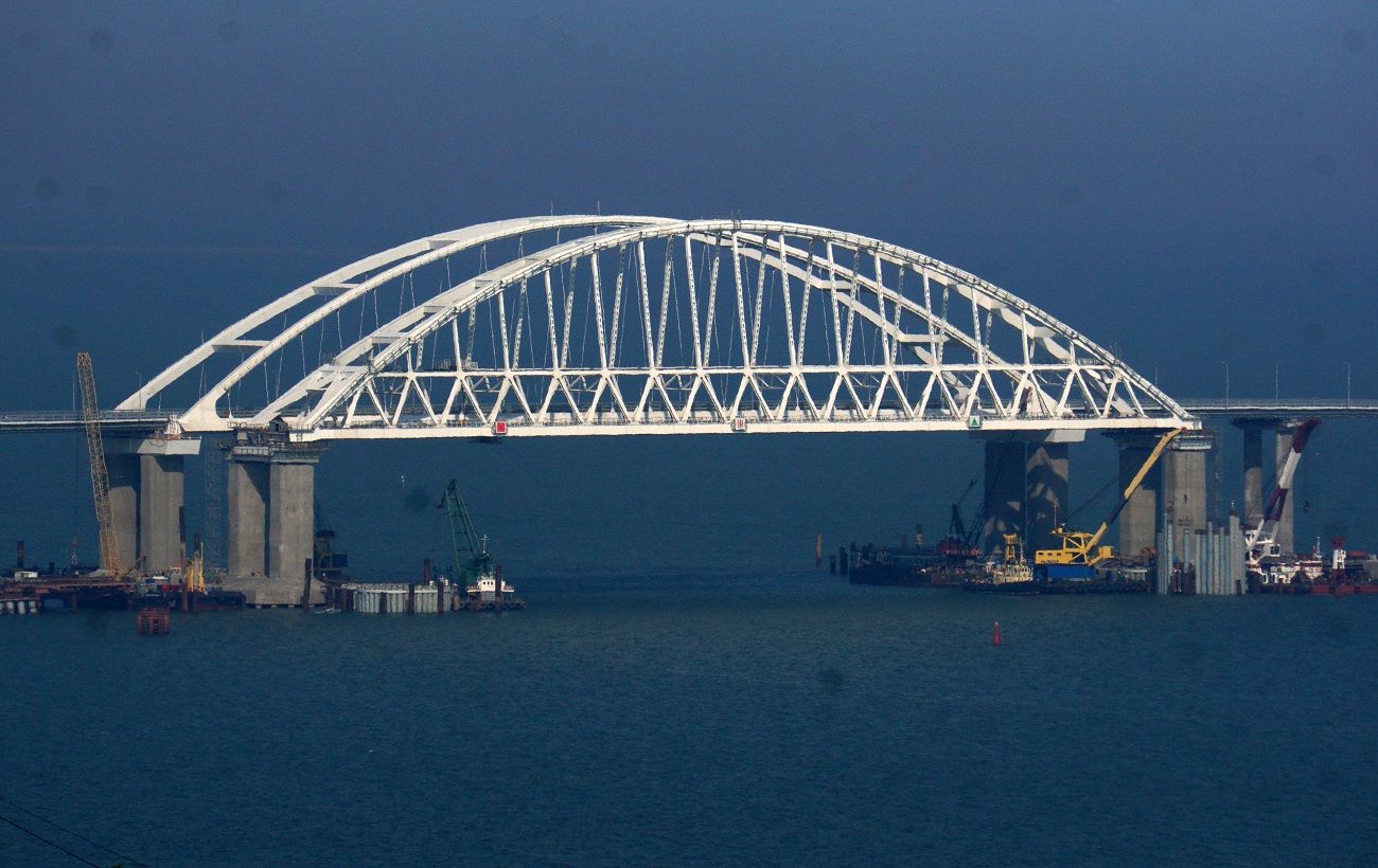 Окупанти в Росії розпочали експлуатацію Кримського мосту через нестачу пального.