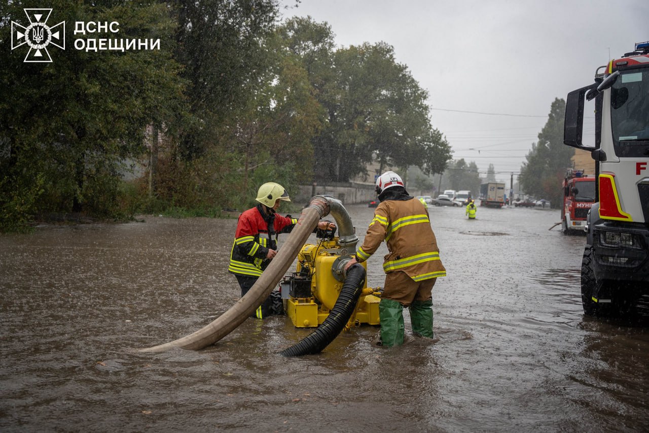 Одещина під водою: вулиці і домогосподарства затоплені, рятувальники активно реагують на ситуацію.