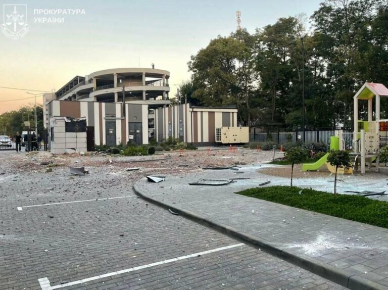 Одеса відновлюється після обстрілу: троє постраждалих і серйозні руйнування у місті та його околицях, – ФОТО