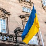 Прапор України у Кропивницькому чоловік зірвав та топтав ногами
