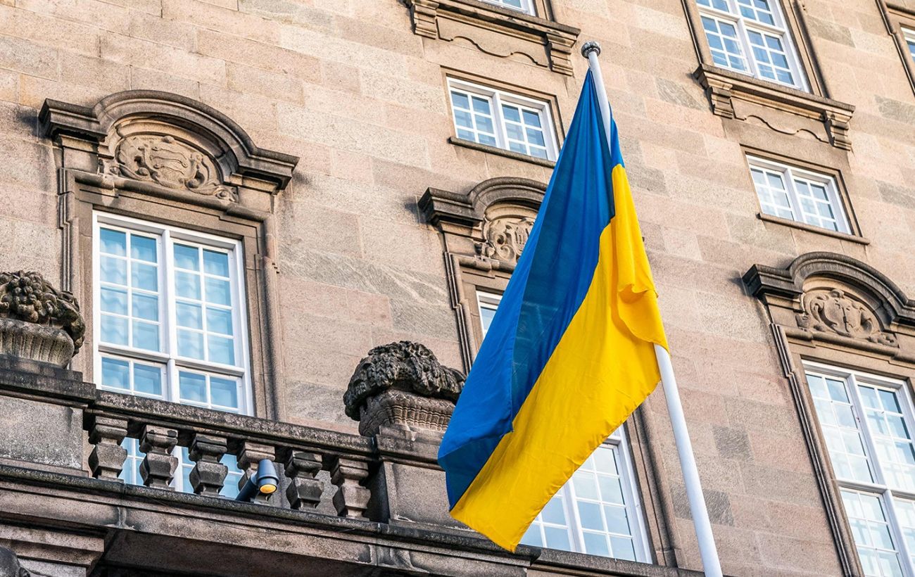 Прапор України у Кропивницькому чоловік зірвав та топтав ногами