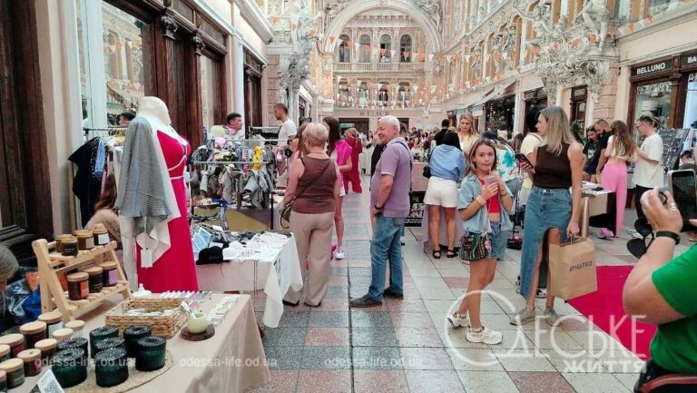 Одеський Пасаж перетворився на казковий вернісаж: фоторепортаж