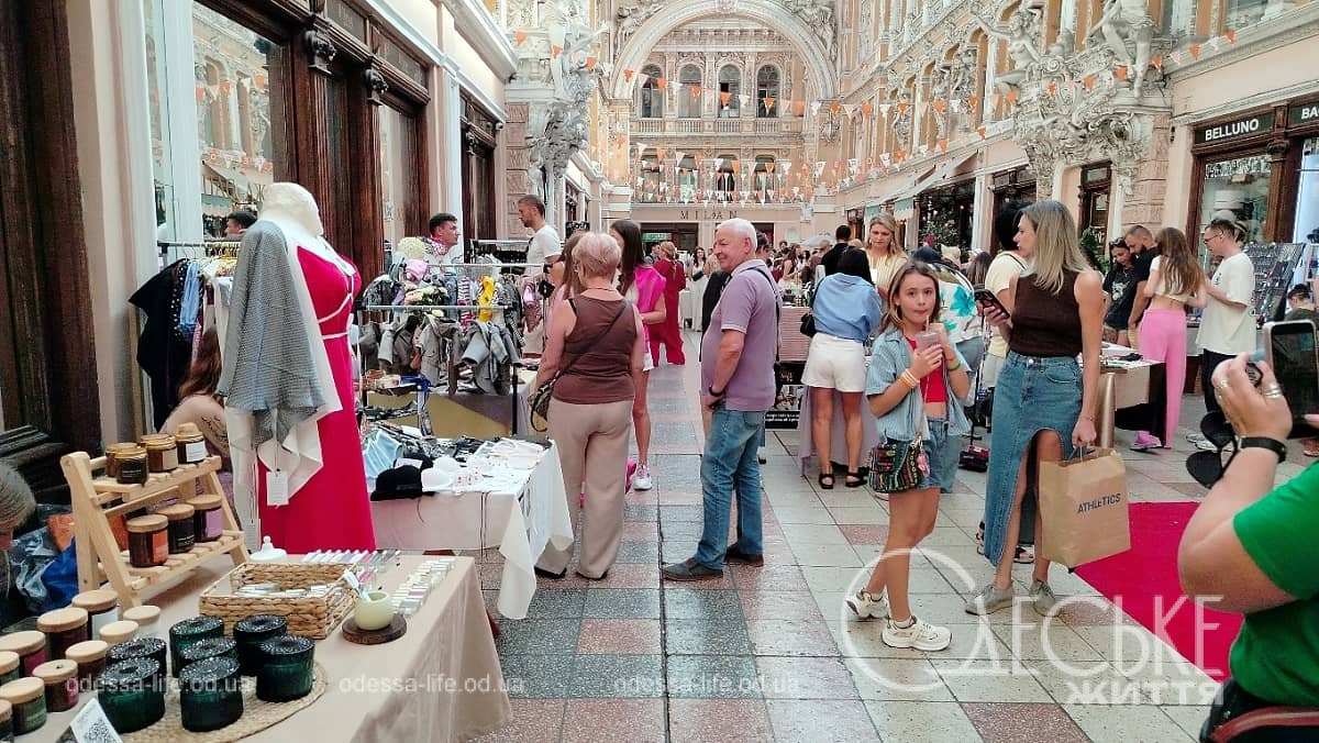 Одеський Пасаж перетворився на казковий вернісаж: фоторепортаж