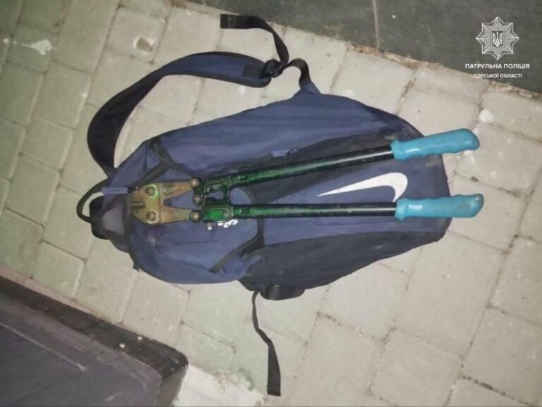 У Одесі затримано чоловіка з інструментами поблизу електрозарядної станції після невдалої спроби крадіжки — ФОТО
