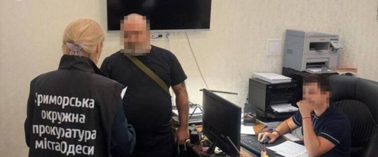 За 6000 доларів одесит “допомагав” іноземцю оформити посвідку на проживання – ФОТО