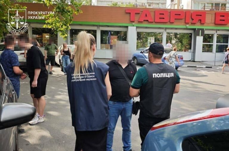 Скандал на пляжі “Лузанівка”: чиновник “здавав” торгові дозволи за 1500 доларів, – ФОТО
