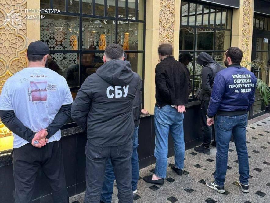 У Одесі трійця зловмисників шантажувала одесита на 20 тисяч доларів: їм світить до 12 років за ґратами