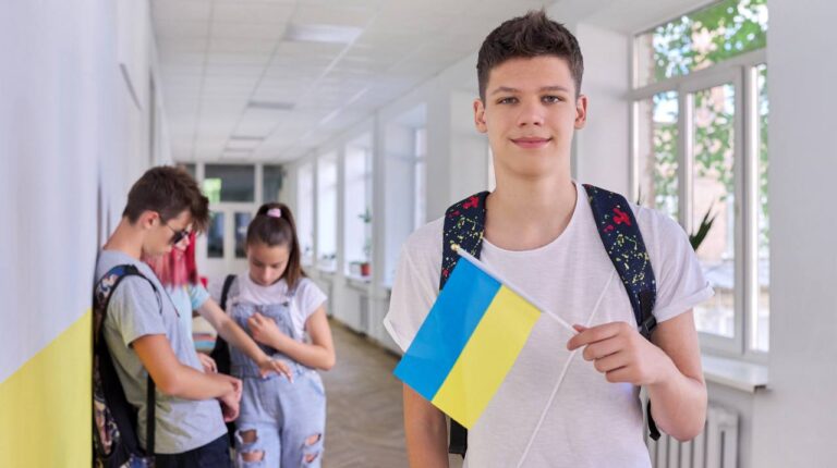 Для школярів за кордоном запрацювала онлайн-система подання заявок на «Українознавчий компонент»