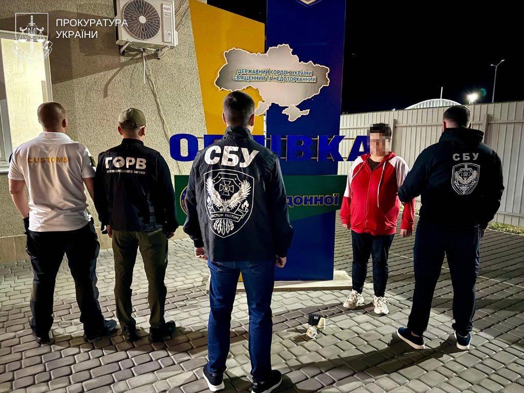 У пункті пропуску «Орлівка» службові собаки виявили валізу з пів кілограма психотропних речовин: підозрювану заарештовано