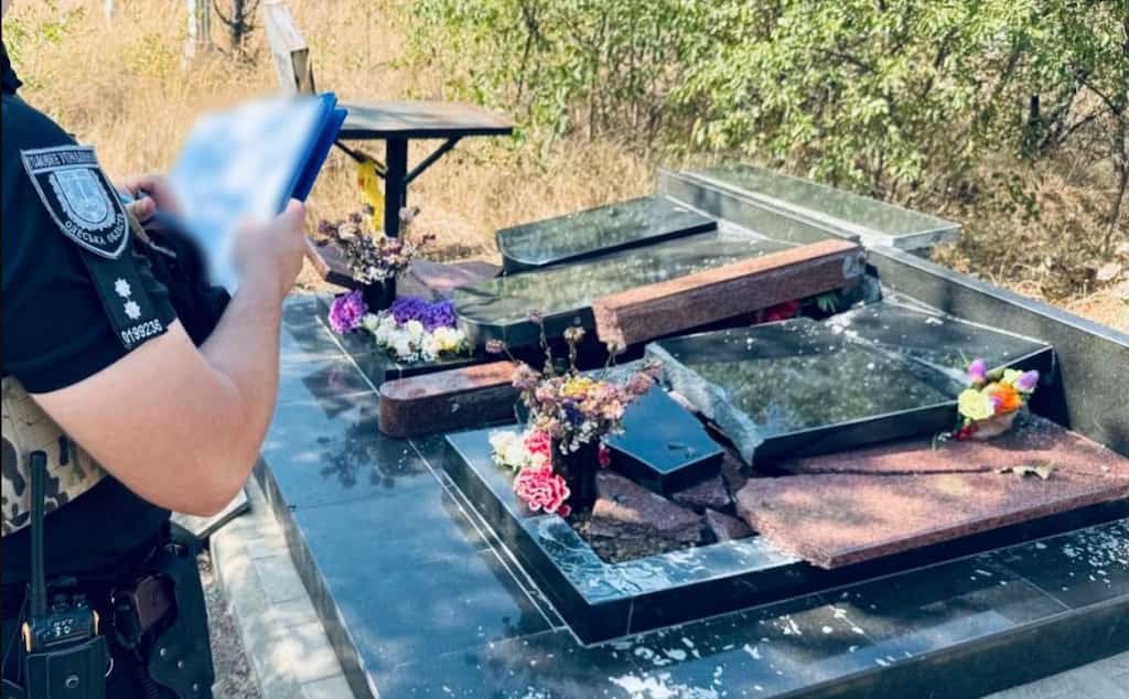 Вандал розбив 29 надгробків на одеському кладовищі