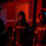 В Одесі чоловік застряг на паркані, рятувальники втручались уночі, щоб допомогти йому.