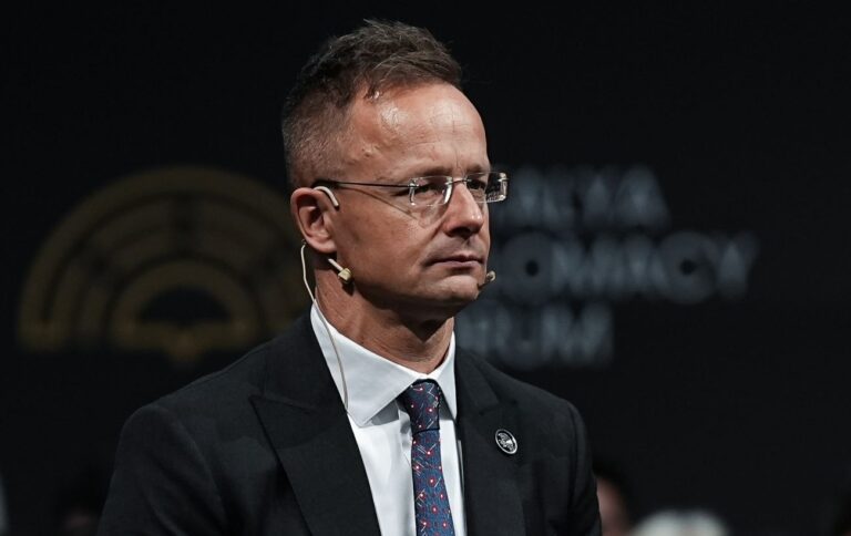 Угорщина продовжує імпорт російської нафти, незважаючи на міжнародний тиск.