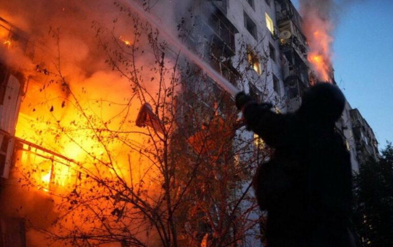 Сьогодні, 28 вересня, Київ, область та Запоріжжя зазнали обстрілу з пошкодженнями житлових будівель.