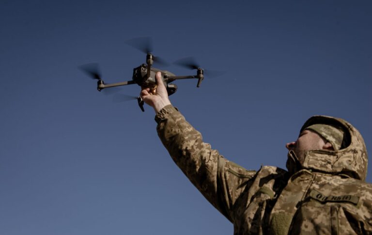 Відео: FPV-дрон знищив гелікоптер російських військ