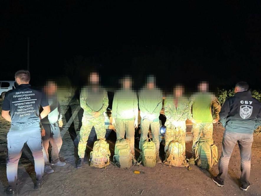 Жінка з Кавказу в камуфляжі: таємна переправа чоловіків через одеський кордон з тактичними рюкзаками – фото