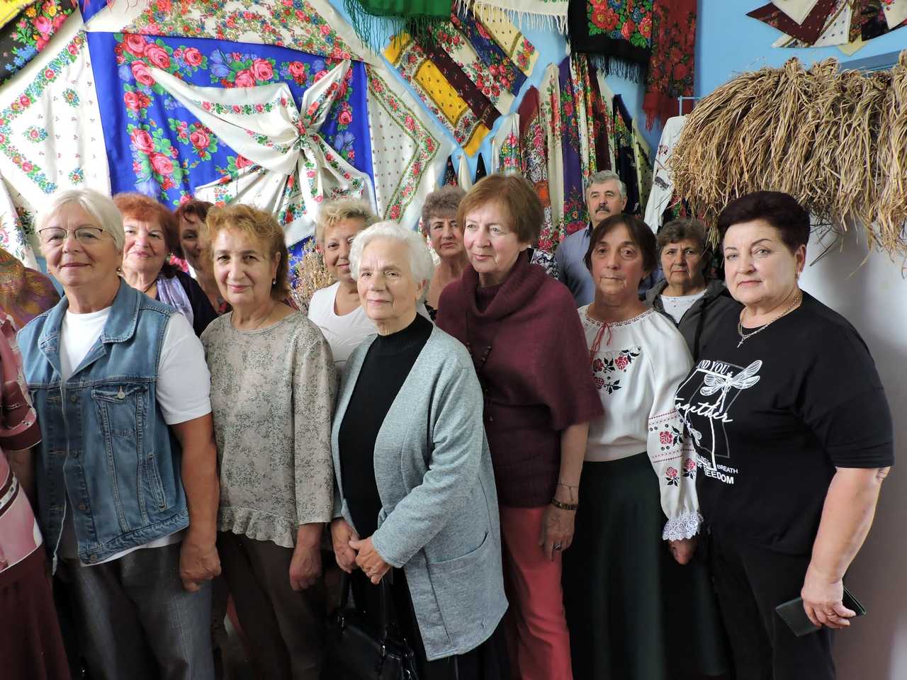 Як літні українці долають самотність під час війни: подорожі та клуби підтримки