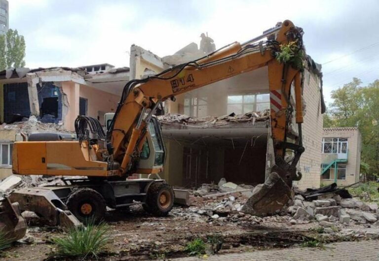 В Одесі демонтують дитячий садок, зруйнований внаслідок обстрілу: які плани щодо нової забудови?