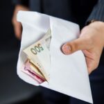 Громадяни вважають, що корупція в Україні стала більш поширеною.