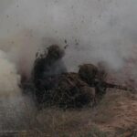 ЗСУ успішно зупинили 176 атак за добу, російські втрати склали 970 військових і один вертоліт.