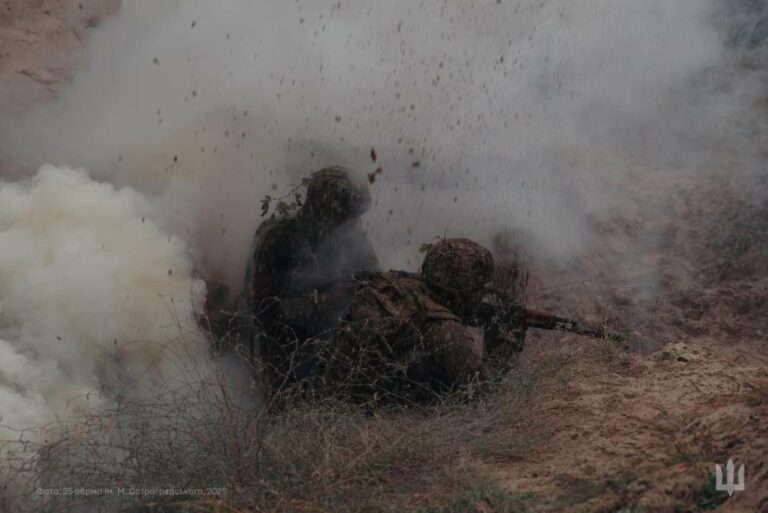 ЗСУ успішно зупинили 176 атак за добу, російські втрати склали 970 військових і один вертоліт.