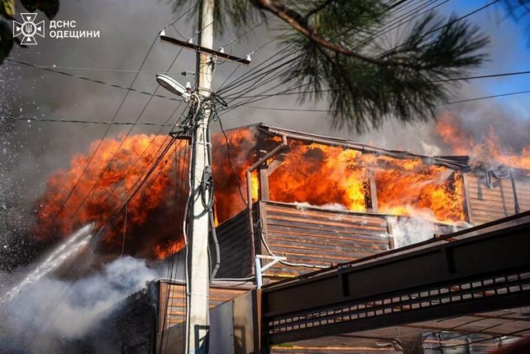 У Одесі будинок потонув у вогні: рятувальники боролися з полум’ям понад дві години.