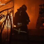 Наслідки потужної атаки на Одесу: вогняні спалахи, руйнування та діяльність ДСНС під звуки вибухів – ФОТО, ВІДЕО.