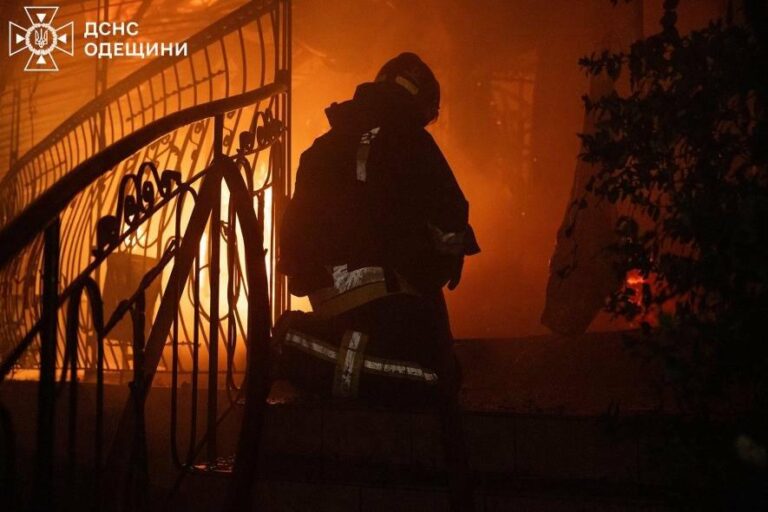 Наслідки потужної атаки на Одесу: вогняні спалахи, руйнування та діяльність ДСНС під звуки вибухів – ФОТО, ВІДЕО.