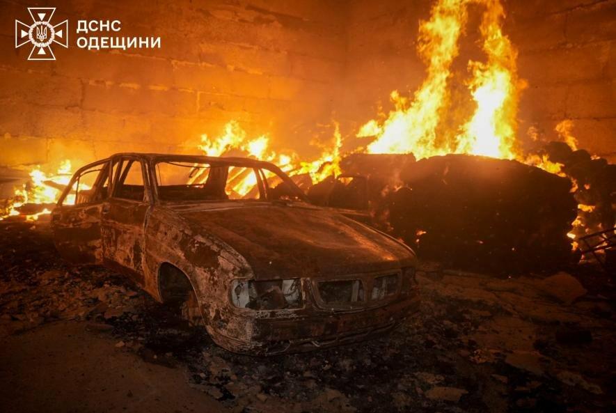 Нічна атака агресора знищила склади під Одесою: полум’я і вибухи перетворили територію на згарище – ФОТО, ВІДЕО
