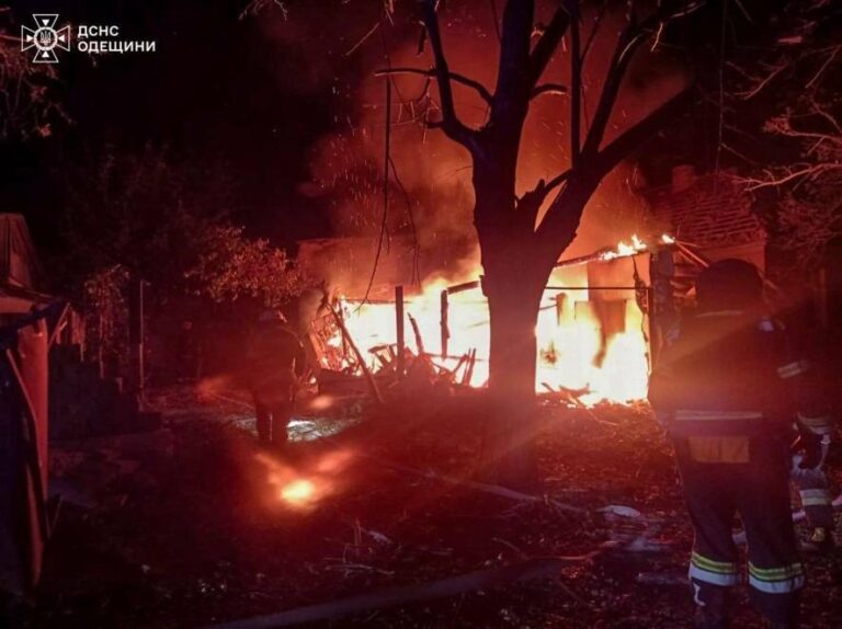 Лише за одну ніч під натиском атаки працювали близько ста рятувальників – ФОТО, ВІДЕО