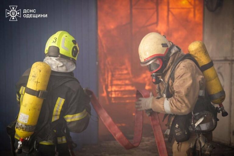 Вибухова пожежа під Одесою: згоріла СТО з автівками та обладнанням, – фото і відео