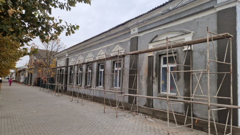 У Кілії активно відновлюють фасад дитячого садка