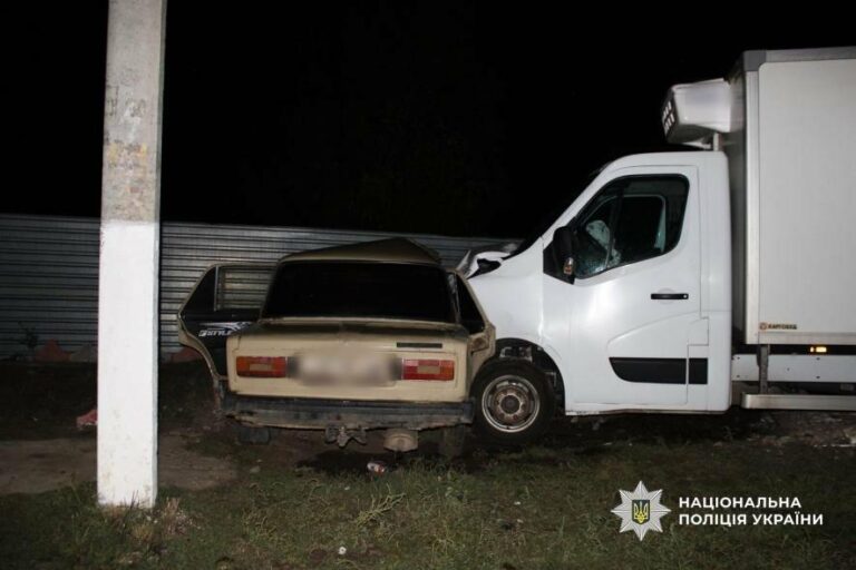 Водій у стані алкогольного сп’яніння в Одеській області зіткнувся з вантажівкою: пасажир потрапив до лікарні – ФОТО