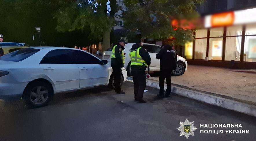В Одеській області автомобільна аварія: жінка на задньому ходу травмувала двох сестер, одна з яких 7 років, інша – 18, обидві в лікарні — ФОТО, ВІДЕО