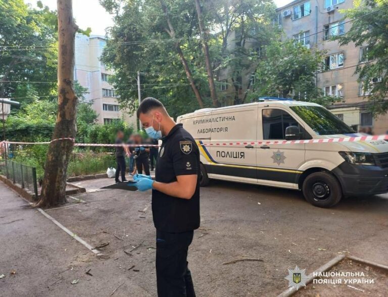 В Одесі чоловік поранив сусіда ножем після суперечки — деталі інциденту в фото.