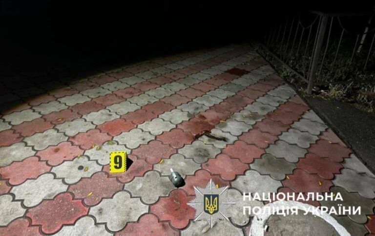 Теракт у центрі Одеси: чоловік кинув гранати в людей та зазнав поранення – ФОТО.