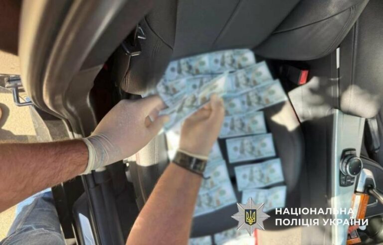 В Одесі лікарку затримали за вимагання $3 тисяч за оформлення інвалідності.