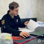 В Одесі жінку судитимуть за наругу над державним прапором: “плюнула” на національний символ